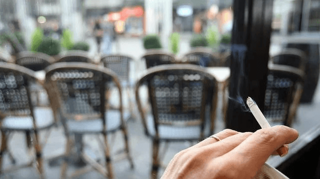 La ville de Paris appelle à un meilleur respect de l&rsquo;interdiction de fumer sur les terrasses !