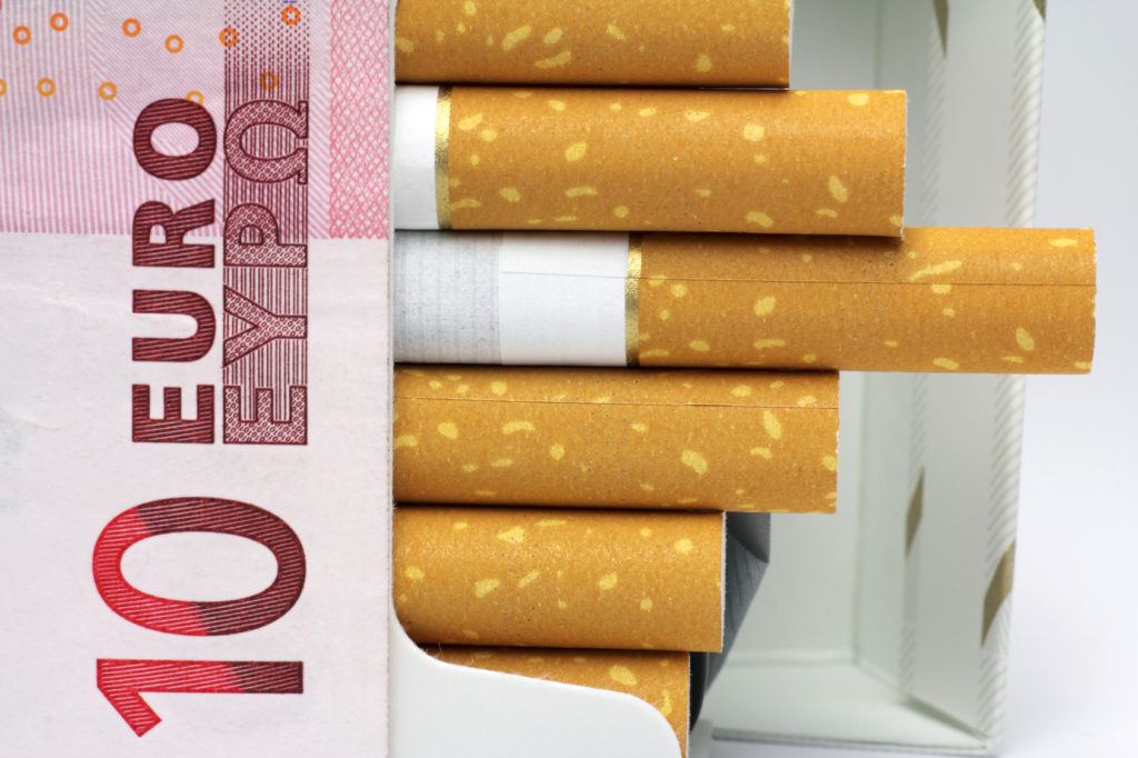 Les hausses de taxes significatives incitent à l&rsquo;arrêt des plus démunis et réduisent la pauvreté